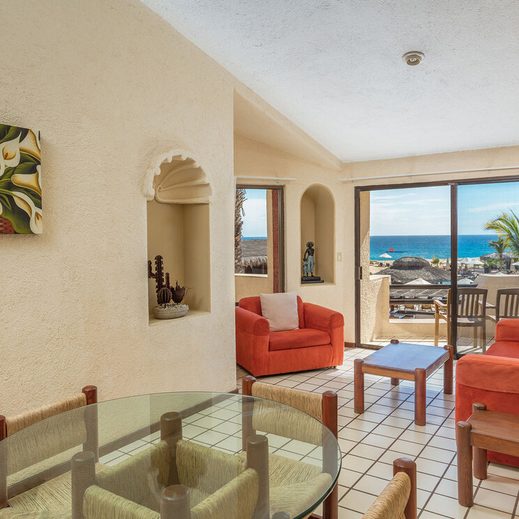 Wohnbereich einer Suite im Solmar Resort mit Balkon und Blick auf den Pazifik in Cabo San Lucas in Mexiko.