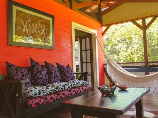Balkon der Canopy Suite mit Hängematte und Sitzecke im Hotel Island Plantation