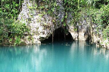 Kangaroo-Höhle am türkisblauen See in Belize
