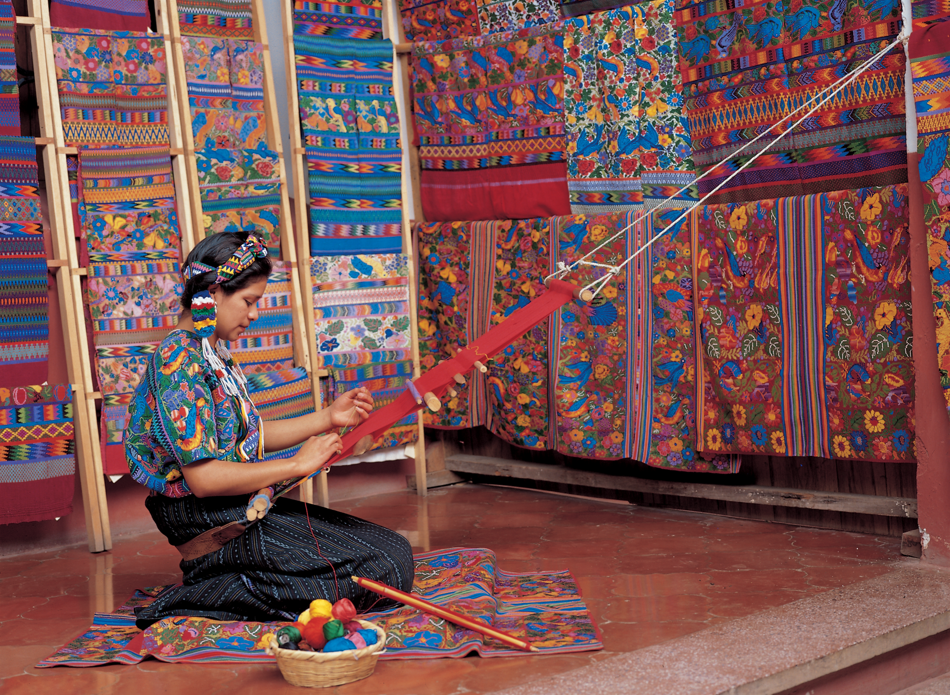 Eine Frau bei der Handwerksarbeit in Guatemala