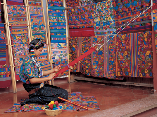 Eine Frau bei der Handwerksarbeit in Guatemala