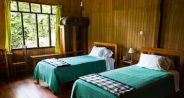 Betten im Bungalow der Sadiri Lodge im Madidi National Park, Bolivien
