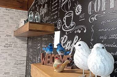 Tafel mit Café- und Barangebot und Vogeldekor im Hotel Albatros