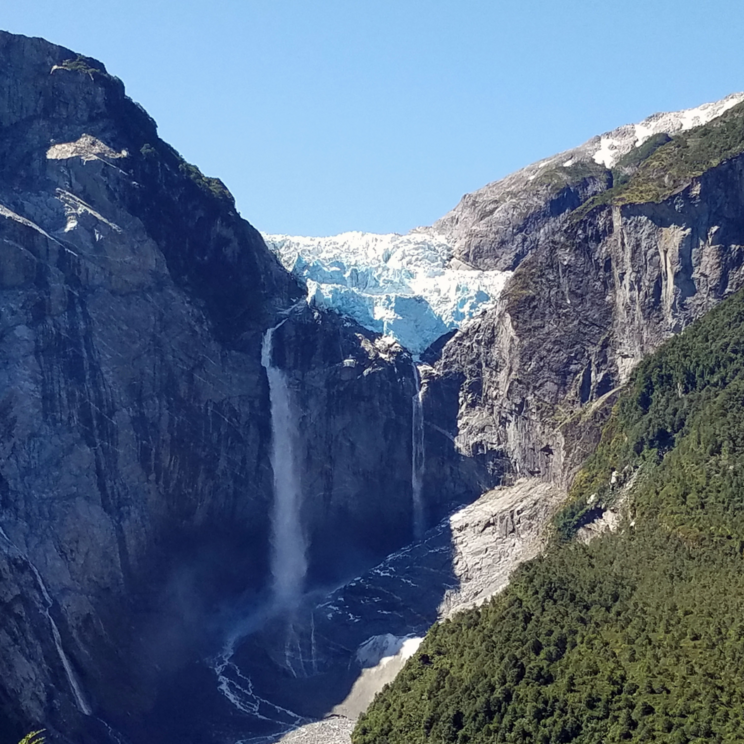 Ventisquero Colgante im Queulat Nationalpark mit hängendem Gletscher, Wasserfällen und steilen Felswänden im patagonischen Regenwald Chiles.