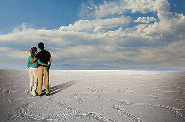 Paar in der Salzwüste von Salta