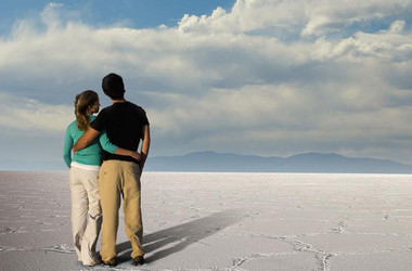 Paar in der Salzwüste von Salta