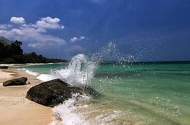 Wellen am karibischen Sandstrand