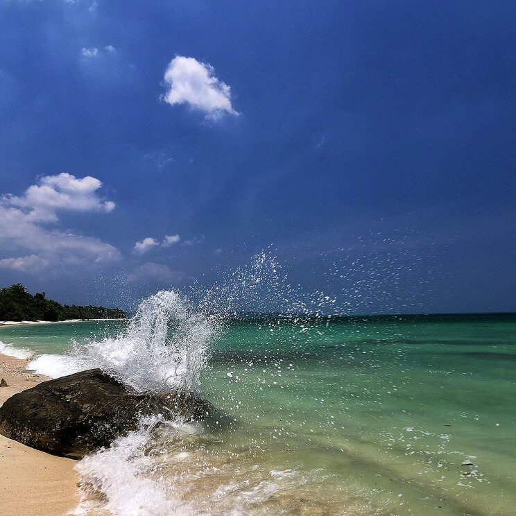 Wellen am karibischen Sandstrand