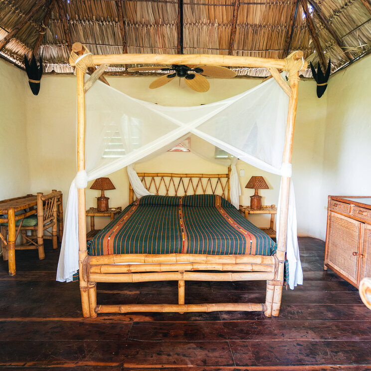Doppelbett des Hotels Punta Teonoste in Tola