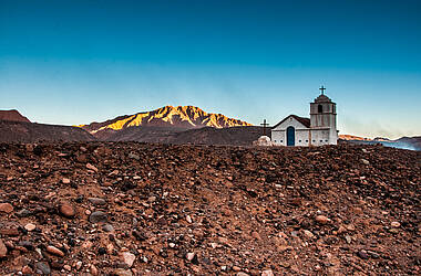 Chile-Reisen: Kirche in der Atacamawüste bei Sonnenaufgang