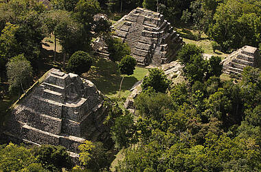 Die klassische Maya-Stätte Yaxha fotografiert von Rodolfo Walsh