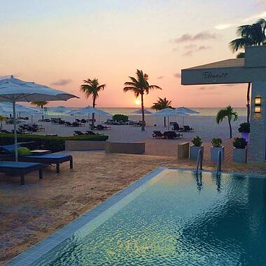 Sonnenuntergang mit Blick über das Hotel Aruba Bucuti & Tara Beach Resorts, Aruba