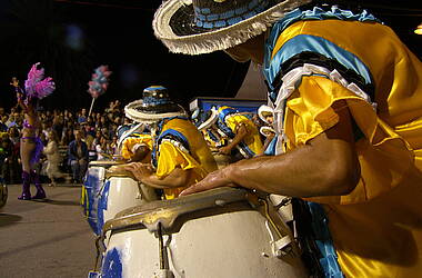 Musiker mit Trommeln beim Karneval in Montevideo