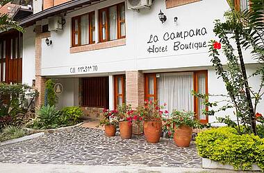 Begrünte Fassade des La Campana Hotel Boutique Medellín