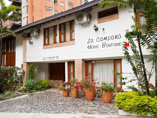Begrünte Fassade des La Campana Hotel Boutique Medellín