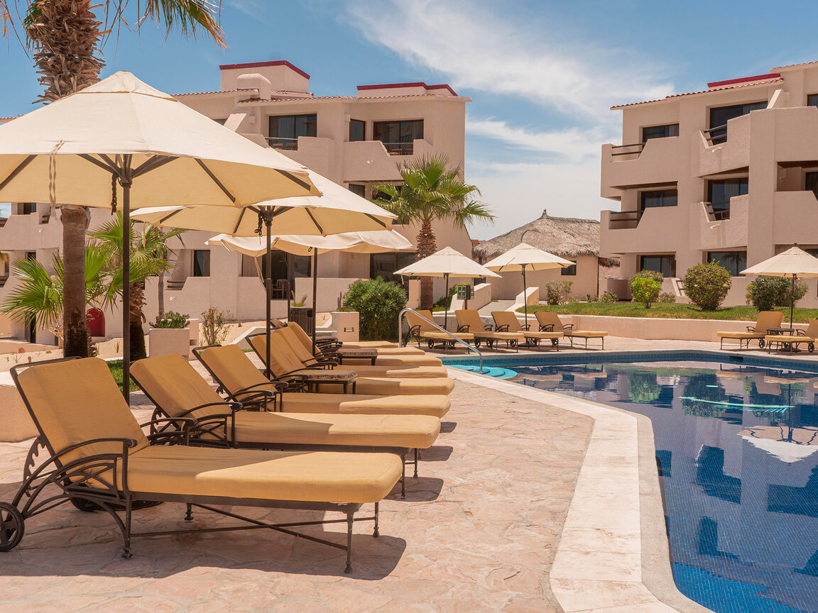 Poolbereich nur für Erwachsene mit Liegen und Sonnenschirmen im Solmar Resort in Cabo San Lucas in Mexiko.