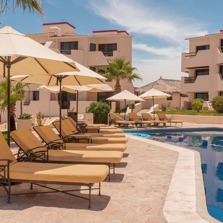 Poolbereich nur für Erwachsene mit Liegen und Sonnenschirmen im Solmar Resort in Cabo San Lucas in Mexiko.